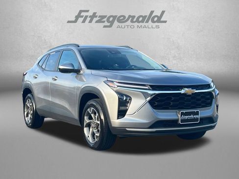 Used 2025 Chevrolet Trax LT FWD image 1