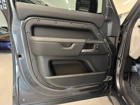 Used 2025 Land Rover Defender 130 X-Dynamic SE AWD/4WD image 13