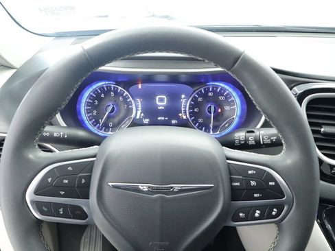 Certified 2023 Chrysler Pacifica Touring-L FWD image 30