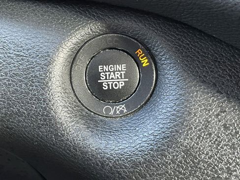 Used 2021 Jeep Cherokee Trailhawk AWD/4WD image 25