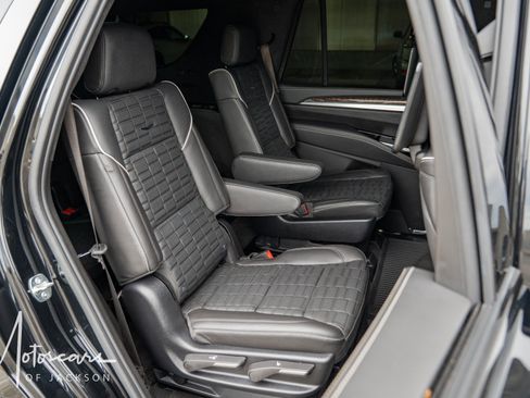 Used 2025 Cadillac Escalade Sport Platinum w/ LPO, ONYX Package AWD/4WD image 17