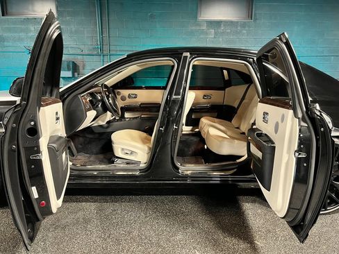 Used 2013 Rolls-Royce Ghost RWD image 32
