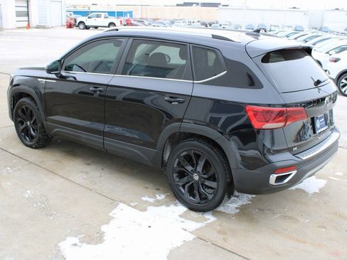 Certified 2023 Volkswagen Taos SE image 4