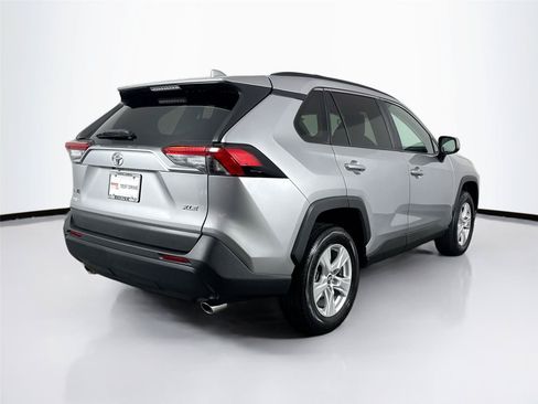 Used 2020 Toyota RAV4 XLE w/ Convenience Package FWD image 2