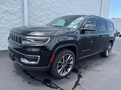 Used 2022 Jeep Wagoneer Series III w/ Premium Group I AWD/4WD image 2