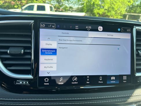 Used 2023 Chrysler Pacifica Limited w/ Uconnect Theater Family Group FWD image 23