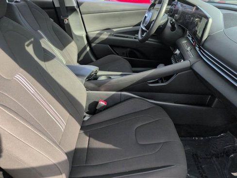 Used 2025 Hyundai Elantra SEL FWD image 31
