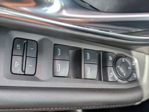Used 2024 GMC Yukon SLT w/ SLT Luxury Package RWD image 34