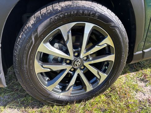 Used 2025 Toyota Corolla Cross XLE w/ Convenience Package image 33