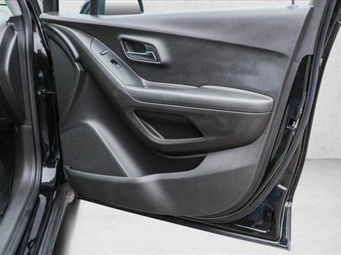 Used 2019 Chevrolet Trax LT w/ LT Convenience Package image 29