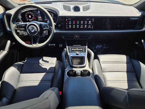 Used 2025 Porsche Cayenne Turbo AWD/4WD image 19