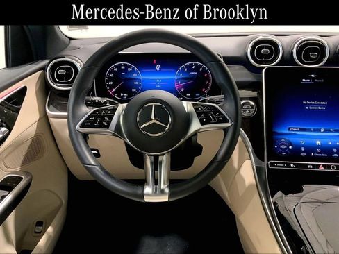 Used 2025 Mercedes-Benz GLC 300 4MATIC image 5