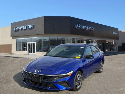 Used 2025 Hyundai Elantra Sport FWD image 4