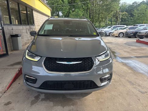 Used 2021 Chrysler Pacifica Touring-L FWD image 3