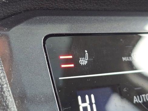 Used 2023 Volkswagen Tiguan SE image 4