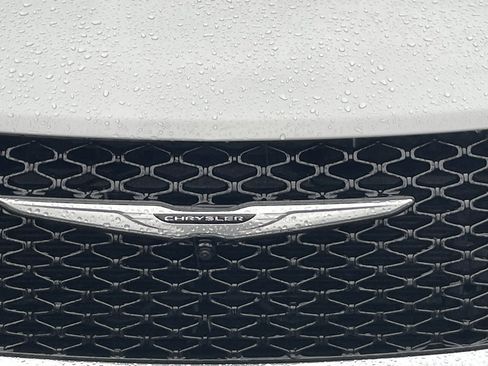 Used 2024 Chrysler Pacifica Touring-L image 9