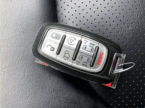 Used 2023 Chrysler Pacifica Touring-L image 11