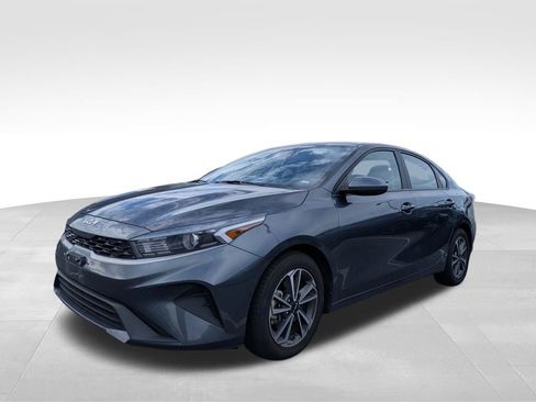 Used 2023 Kia Forte LXS image 3