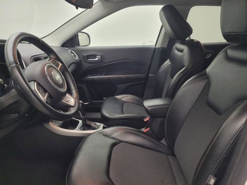 Used 2018 Jeep Compass Latitude FWD image 17