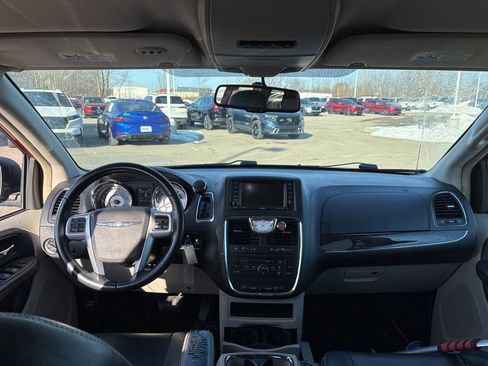 Used 2016 Chrysler Town & Country Touring image 19