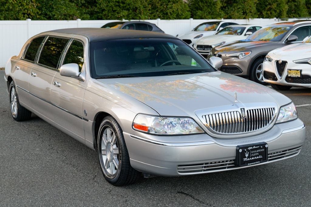 Used 2008 Lincoln Town Car Executive RWD image 9