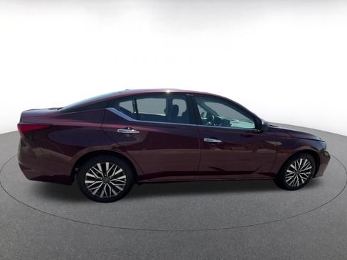 Used 2025 Nissan Altima 2.5 SV FWD image 11