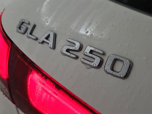 Used 2022 Mercedes-Benz GLA 250 4MATIC image 12