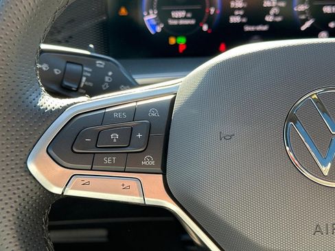 Used 2025 Volkswagen Tiguan SE R-Line image 22