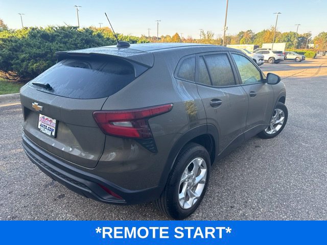 Used 2024 Chevrolet Trax LS w/ LS Convenience Package FWD image 4