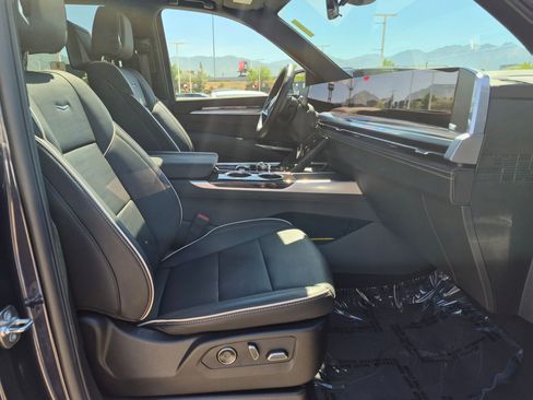 Used 2025 Cadillac Escalade Premium Luxury AWD/4WD image 30