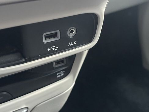 Used 2018 Chrysler Pacifica Touring-L Plus image 29