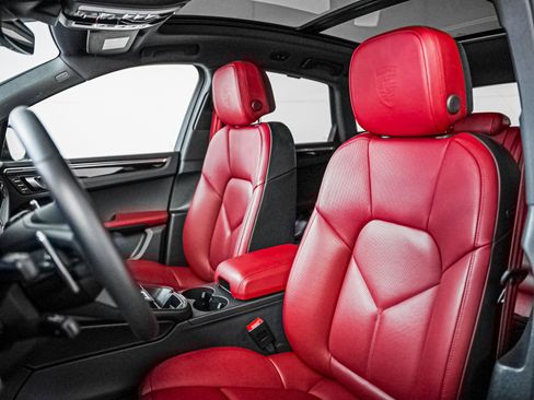 Certified 2025 Porsche Macan image 5