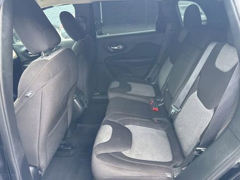 Used 2017 Jeep Cherokee Sport FWD image 14
