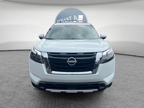 Used 2025 Nissan Pathfinder Platinum FWD image 4