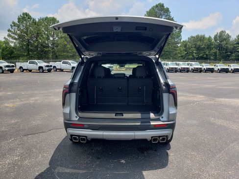 New 2026 Chevrolet Traverse LT w/ Sun and Wheel Package FWD image 9