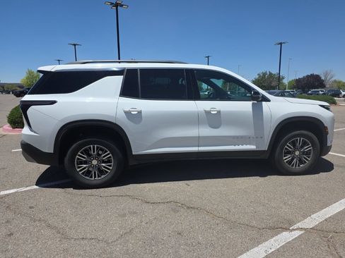 Used 2025 Chevrolet Traverse LT FWD image 8