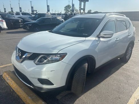Used 2016 Nissan Rogue SV FWD image 2