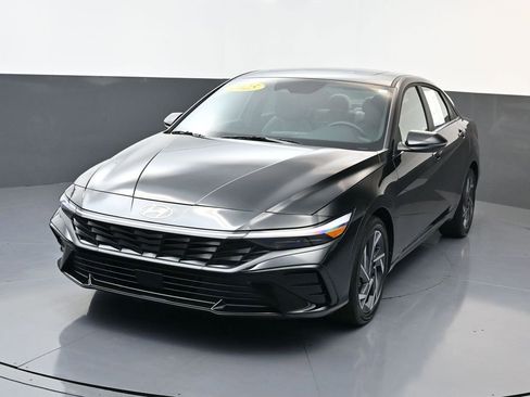 Certified 2025 Hyundai Elantra Limited image 8