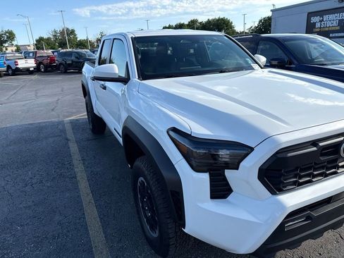 Used 2025 Toyota Tacoma TRD Off-Road AWD/4WD image 3