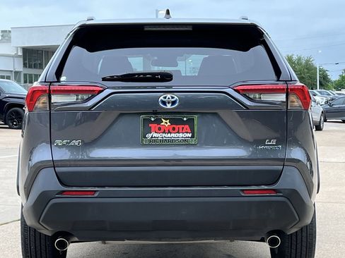 Used 2024 Toyota RAV4 LE AWD/4WD image 5