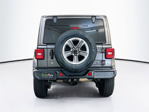 Used 2018 Jeep Wrangler Unlimited Sahara AWD/4WD image 7