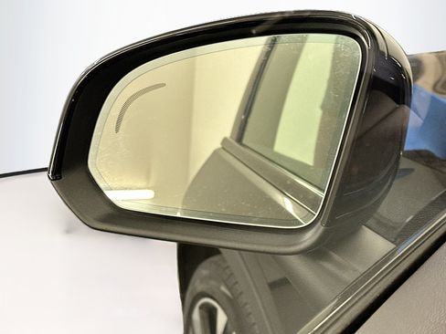 Used 2025 Volvo XC40 B5 Plus AWD/4WD image 16