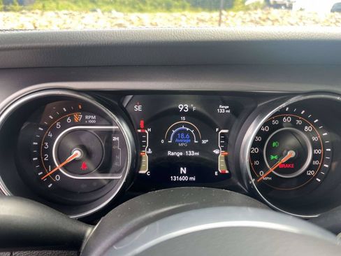 Used 2019 Jeep Wrangler Unlimited Sahara w/ Cold Weather Group AWD/4WD image 21