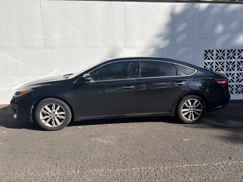 Used 2013 Toyota Avalon XLE Premium FWD image 2