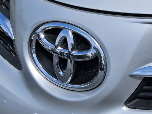 Used 2015 Toyota RAV4 LE FWD image 31