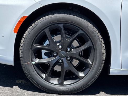 New 2027 Chrysler Pacifica Limited FWD image 22