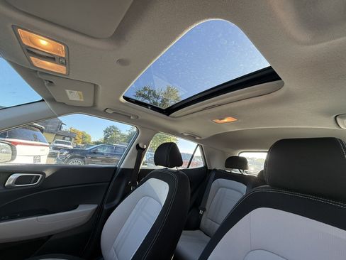Used 2025 Hyundai Venue SEL FWD image 25