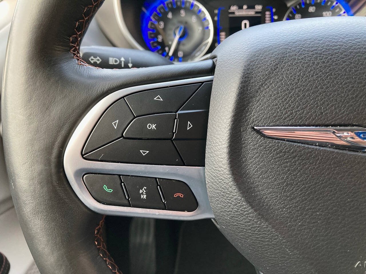 Used 2020 Chrysler Pacifica Touring-L FWD image 20