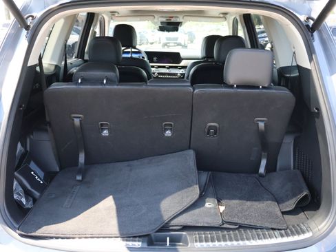 Used 2024 Kia Telluride SX Prestige w/ Towing Package AWD/4WD image 8