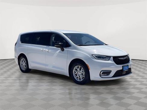 Used 2024 Chrysler Pacifica Touring-L FWD image 5